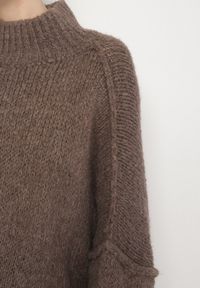 Born2be - Jasnobrązowy Golf z Wełną o Kroju Oversize z Obniżoną Linią Ramion Lilenae. Okazja: na co dzień. Typ kołnierza: golf. Kolor: brązowy. Materiał: wełna. Długość rękawa: długi rękaw. Długość: długie. Sezon: zima, jesień. Styl: casual, elegancki #5