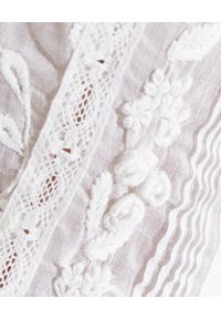 GADO GADO - Biała koronkowa sukienka midi. Kolor: biały. Materiał: koronka. Wzór: aplikacja. Typ sukienki: asymetryczne. Styl: boho. Długość: midi
