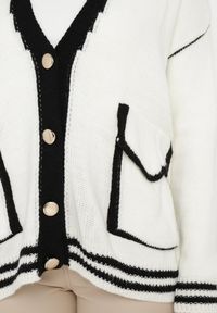 Born2be - Biały Sweter Kardigan Ozdobiony Kontrastowymi Lamówkami Sunje. Kolor: biały. Wzór: aplikacja. Styl: klasyczny #5