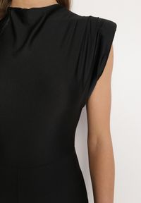 Born2be - Czarny Kombinezon z Rozszerzanymi Nogawkami i Poduszkami w Ramionach Atearai. Okazja: na co dzień. Kolor: czarny. Długość rękawa: krótki rękaw. Długość: krótkie. Styl: elegancki, casual #3