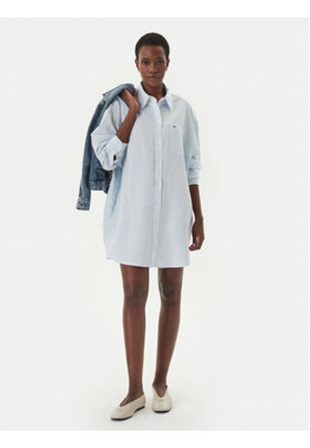 Tommy Jeans Sukienka koszulowa DW0DW22344 Błękitny Relaxed Fit. Kolor: niebieski. Materiał: len. Typ sukienki: koszulowe