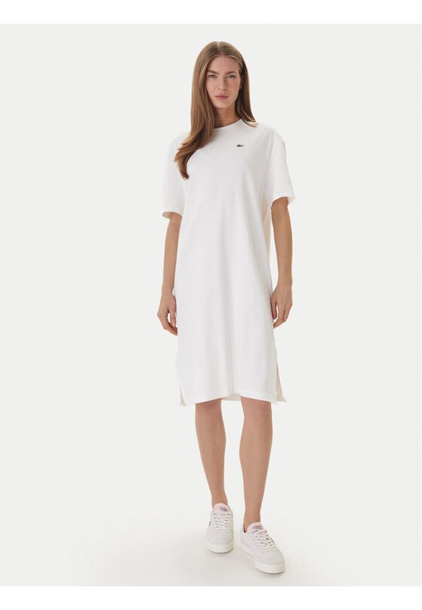 Lacoste Sukienka codzienna EF2883 Écru Oversize. Okazja: na co dzień. Kolor: kremowy. Materiał: bawełna. Typ sukienki: proste, oversize. Styl: casual