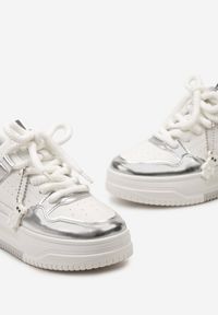 Born2be - Biało-Srebrne Sneakersy z Ozdobną Zawieszką w Kształcie Misia i Szerokimi Sznurówkami Raldika. Nosek buta: okrągły. Kolor: biały. Materiał: jeans #6