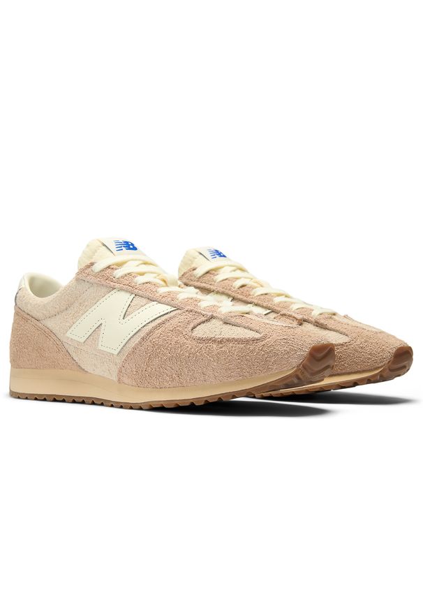 Buty unisex New Balance U471PSC – beżowe. Okazja: na spacer, na spotkanie biznesowe, na co dzień. Kolor: beżowy. Materiał: zamsz, jeans, materiał, syntetyk. Szerokość cholewki: normalna. Wzór: gładki, jodełka. Sezon: lato. Sport: turystyka piesza