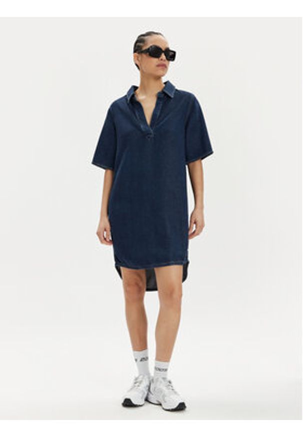 Wrangler Sukienka jeansowa 112350341 Granatowy Relaxed Fit. Kolor: niebieski. Materiał: lyocell