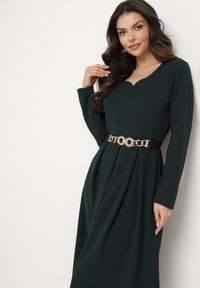 Born2be - Ciemnozielona Rozkloszowana Sukienka Wieczorowa ze Szpiczastym Dekoltem Temithiel. Okazja: na co dzień. Kolor: zielony. Materiał: jeans. Wzór: aplikacja. Typ sukienki: proste. Styl: wizytowy #7