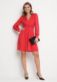Born2be - Czerwona Rozkloszowana Sukienka z Wiskozą Selithiel. Okazja: na wesele, na ślub cywilny, na imprezę. Typ kołnierza: dekolt w serek. Kolor: czerwony. Materiał: wiskoza. Styl: elegancki #5