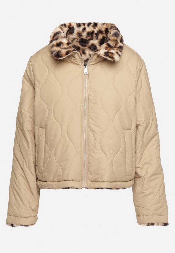 Born2be - Beżowa Pikowana Kurtka Dwustronna ze Stójką i Ściągaczem z Futerkiem w Panterkę Cesila. Okazja: na co dzień. Typ kołnierza: kołnierzyk stójkowy. Kolor: beżowy. Materiał: futro. Długość rękawa: długi rękaw. Długość: długie. Wzór: motyw zwierzęcy. Styl: casual, klasyczny