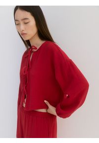 Reserved - Muślinowa bluzka z wiązaniami - czerwony. Kolor: czerwony. Materiał: bawełna. Długość: krótkie