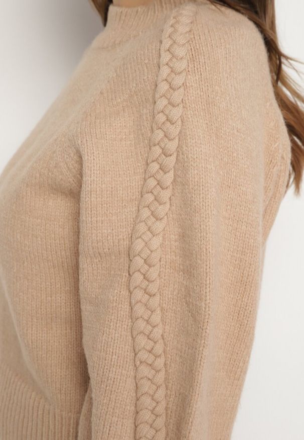 Born2be - Ciemnobeżowy Sweter Półgolf z Wiskozą i Ozdobnym Splotem na Rękawach Sinovira. Okazja: na co dzień. Kolor: beżowy. Materiał: wiskoza. Wzór: ze splotem. Styl: casual, klasyczny