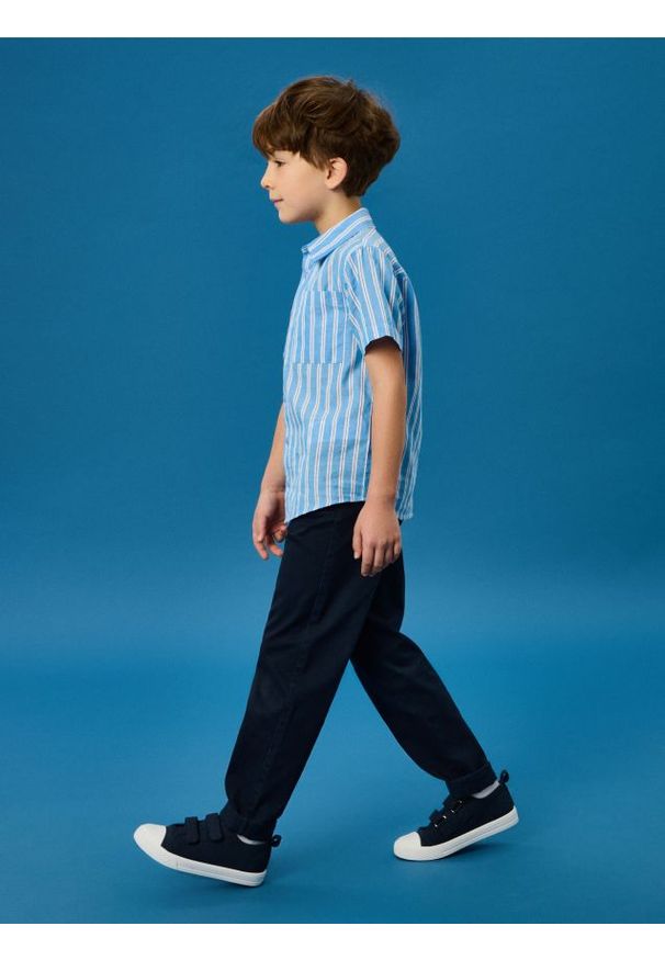 Sinsay - Spodnie garniturowe w stylu chino - granatowy. Kolor: niebieski