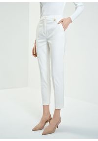 Ochnik - Kremowe spodnie damskie w kant. Kolor: biały. Materiał: bawełna
