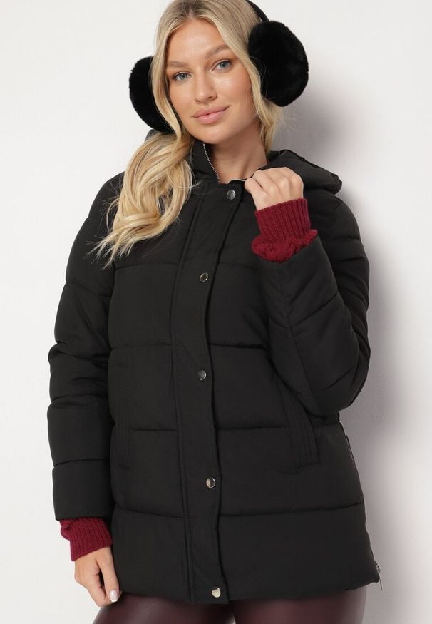 Born2be - Czarna Kurtka Pikowana z Nieodpinanym Kapturem i Suwakami na Dole Nornals. Kolor: czarny. Sezon: zima, jesień