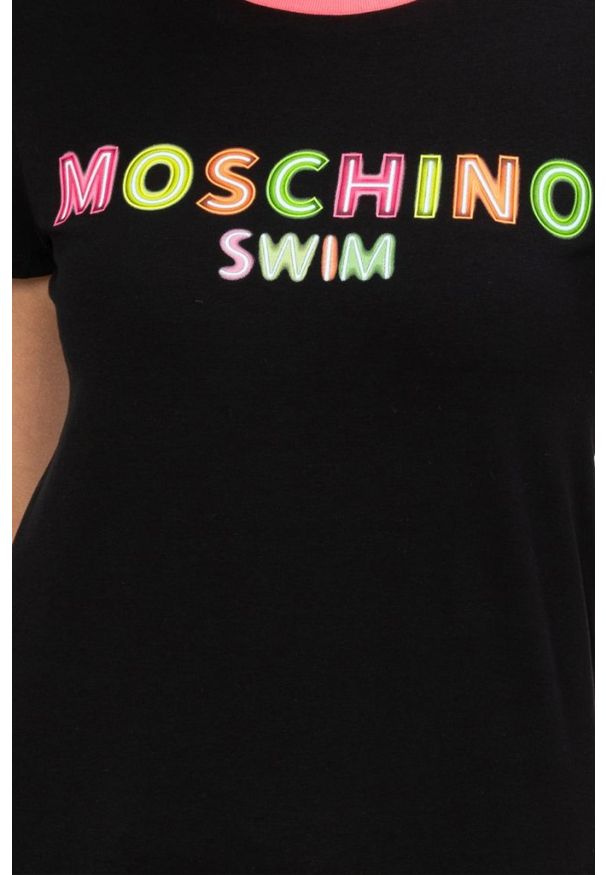 MOSCHINO Czarny t-shirt z neonowym logo. Kolor: czarny. Materiał: prążkowany. Wzór: aplikacja
