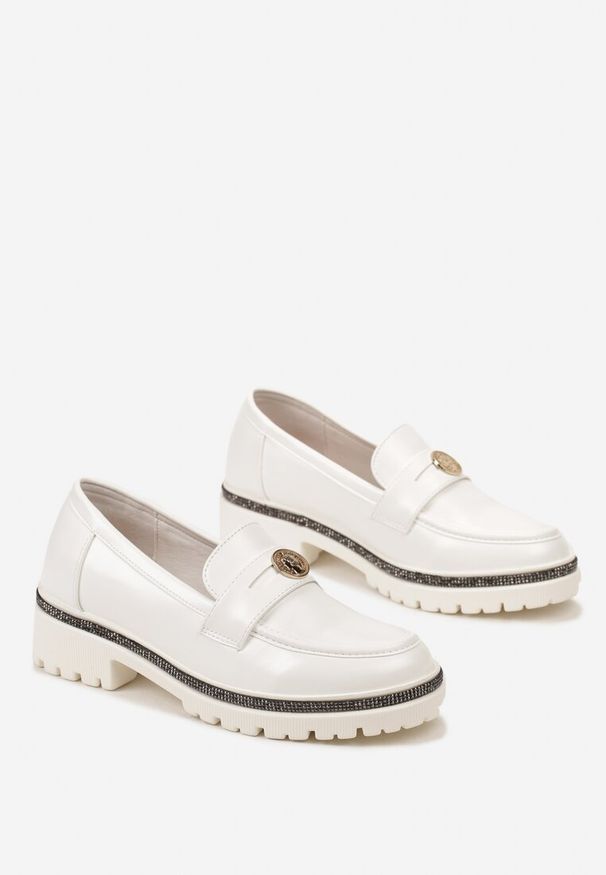 Born2be - Białe Mokasyny Zdobione Cyrkoniami i Stalową Ozdobą Daraelle. Zapięcie: klamry. Kolor: biały. Wzór: aplikacja