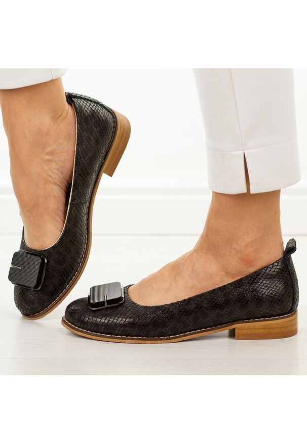 Czarne skórzane półbuty damskie Cambell 19456. Okazja: na co dzień, na spacer. Nosek buta: okrągły. Kolor: czarny. Szerokość cholewki: normalna. Wzór: aplikacja. Materiał: skóra. Sezon: wiosna, lato. Obcas: na obcasie. Styl: casual, klasyczny, elegancki