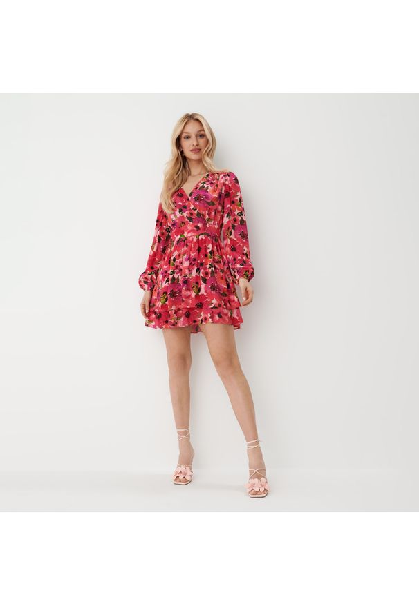 Mohito - Wiskozowa sukienka mini w kwiaty - Różowy. Kolor: różowy. Materiał: wiskoza. Wzór: kwiaty. Długość: mini