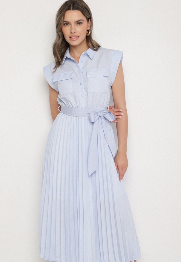 Born2be - Jasnoniebieska Plisowana Sukienka z Bawełną i Paskiem Lireviere. Okazja: na co dzień. Kolor: niebieski. Materiał: bawełna. Styl: casual, elegancki