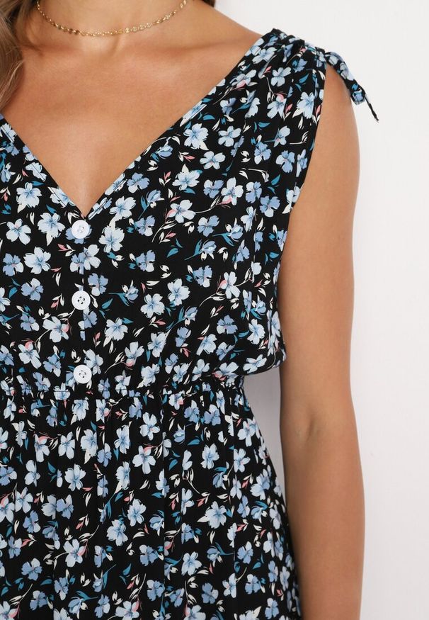 Born2be - Czarno-Niebieska Rozkloszowana Bawełniana Sukienka w Kwiaty z Gumką w Pasie Evieles. Okazja: na spacer, na co dzień. Typ kołnierza: dekolt w kształcie V. Kolor: czarny. Materiał: bawełna. Wzór: kwiaty. Sezon: wiosna, lato. Styl: casual, klasyczny