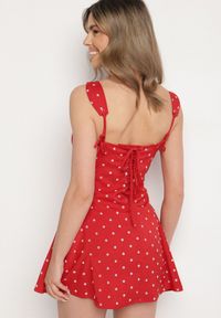 Born2be - Czerwona Sukienka Vices w Grochy o Rozkloszowanym Kroju z Wiązaniem na Ramiączkach Saririse. Okazja: na wesele, na ślub cywilny. Typ kołnierza: dekolt gorset, dekolt kwadratowy. Kolor: czerwony. Długość rękawa: na ramiączkach. Wzór: grochy. Typ sukienki: gorsetowe #2