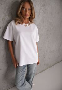 Renee - Biały Oversizowy T-shirt z Bawełny Zdobiony Kwadratowymi Aplikacjami Evesilea. Okazja: na co dzień. Kolor: biały. Materiał: bawełna. Wzór: aplikacja. Styl: casual #3