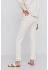 Answear Lab Spodnie ECO damskie kolor kremowy gładkie. Kolor: beżowy. Materiał: materiał, włókno, dresówka, dzianina, syntetyk. Wzór: gładki