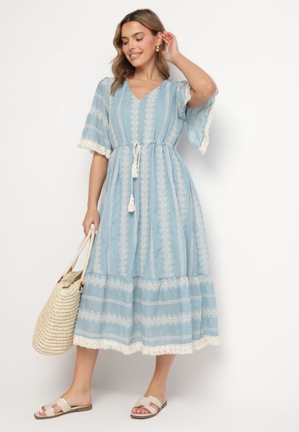 Born2be - Jasnoniebieska Bawełniana Sukienka Boho o Rozkloszowanym Kroju z Wiązaniem i Haftem Korithira. Okazja: na spacer, na co dzień. Typ kołnierza: dekolt w serek. Kolor: niebieski. Materiał: bawełna. Wzór: haft. Sezon: lato. Typ sukienki: rozkloszowane. Styl: boho