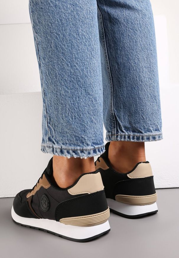 Renee - Czarne Sneakersy ze Sznurowaniem na Płaskiej Podeszwie Apotasia. Okazja: na co dzień. Kolor: czarny. Obcas: na płaskiej podeszwie