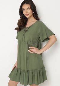 Born2be - Ciemnozielona Sukienka z Bawełny o Rozkloszowanym Kroju z Wiązaniem przy Dekolcie Mepilea. Okazja: na co dzień. Kolor: zielony. Materiał: bawełna. Długość rękawa: krótki rękaw. Sezon: wiosna, lato. Typ sukienki: rozkloszowane. Styl: elegancki, casual, klasyczny #4