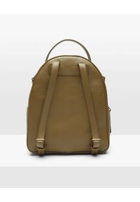 Coccinelle - COCCINELLE - Skórzany plecak z logo Lea. Kolor: brązowy. Materiał: skóra. Styl: glamour, casual, elegancki #5