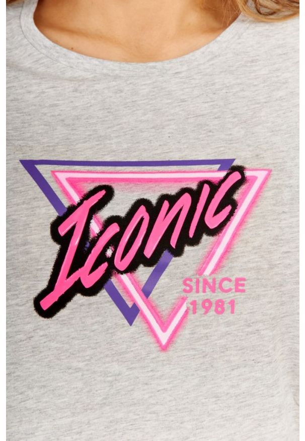 Guess - GUESS Szary t-shirt damski iconic, Rozmiar XS. Kolor: szary. Materiał: bawełna. Wzór: aplikacja