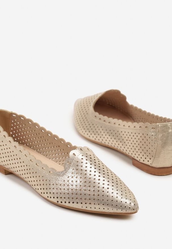 Born2be - Złote Balerinki z Ażurową Cholewką i Noskiem w Szpic Zarisette. Okazja: na co dzień. Zapięcie: bez zapięcia. Kolor: złoty. Materiał: jeans. Szerokość cholewki: normalna. Wzór: ażurowy. Styl: elegancki, wizytowy, casual