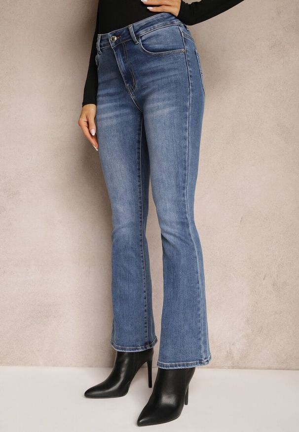 Renee - Niebieskie Jeansy o kroju Dzwonów z Dodatkiem Bawełny Ozdobione Przetarciami Nasema. Okazja: na co dzień. Kolor: niebieski. Wzór: aplikacja. Styl: retro, elegancki, casual