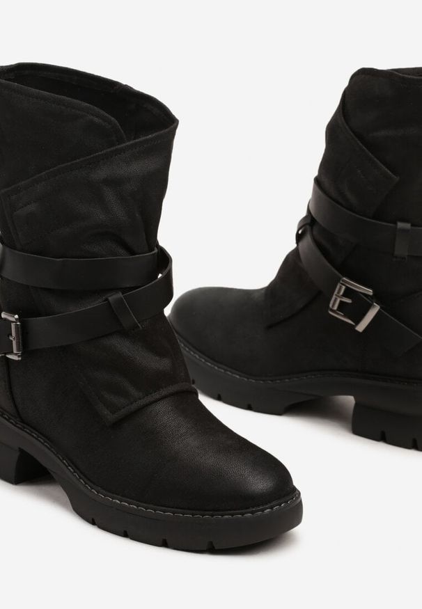 Renee - Czarne Botki z Nieregularną Cholewką Zdobioną Paskami i Sprzączkami Zinbelle. Okazja: na co dzień. Zapięcie: pasek. Kolor: czarny. Materiał: dzianina, wełna. Szerokość cholewki: normalna. Wzór: aplikacja. Styl: casual