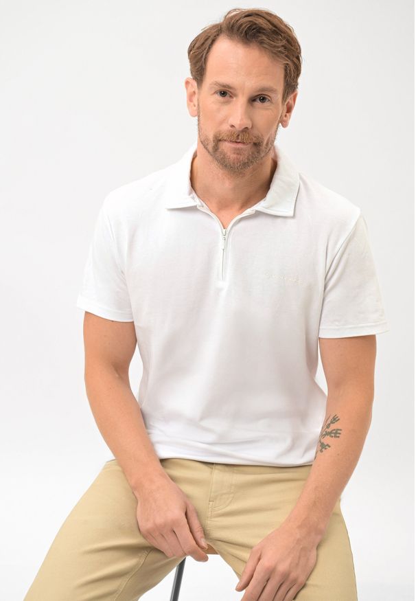 Volcano - Koszulka polo na zamek O-HEKTOR. Typ kołnierza: polo. Kolor: biały. Materiał: bawełna, materiał, jeans. Długość rękawa: krótki rękaw. Długość: krótkie. Wzór: gładki. Styl: wizytowy, klasyczny, elegancki