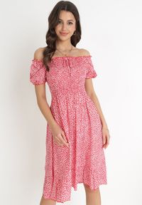 Born2be - Czerwona Bawełniana Sukienka Hiszpanka w Kwiatki Rutani. Okazja: na imprezę. Typ kołnierza: dekolt hiszpanka. Kolor: czerwony. Materiał: bawełna. Wzór: kwiaty. Sezon: lato. Styl: elegancki #1