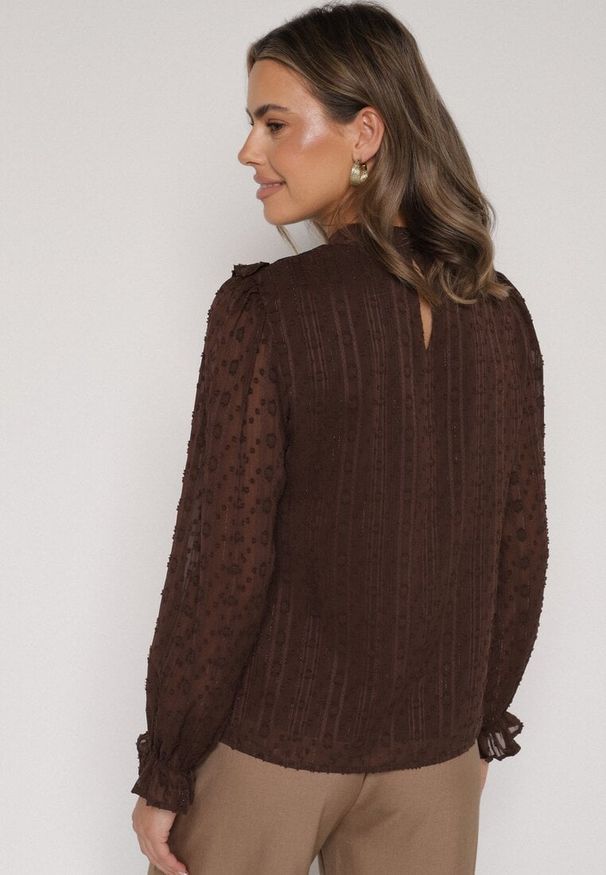 Born2be - Brązowa Bluzka Zdobiona Koronką Falbankami i Metaliczną Nicią Feralea. Okazja: na co dzień, na spotkanie biznesowe, do pracy. Typ kołnierza: kołnierz z falbankami. Kolor: brązowy. Materiał: koronka. Wzór: aplikacja, koronka. Styl: casual, biznesowy, elegancki