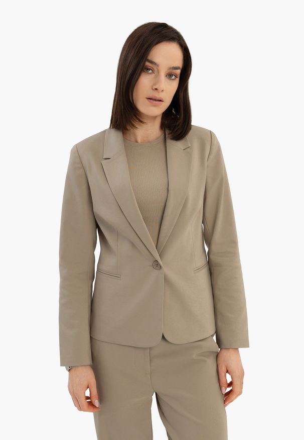 Volcano - Beżowa marynarka JB-MALIRA. Okazja: na co dzień. Kolor: beżowy. Materiał: elastan, poliamid, materiał, bawełna, jeans. Długość: krótkie. Wzór: gładki. Styl: casual, elegancki, klasyczny