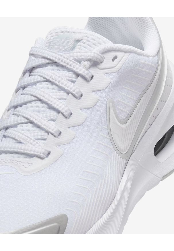 Nike - NIKE AIR MAX NUAXIS Sneakersy damskie. Okazja: na spacer, do pracy, na co dzień. Kolor: biały. Materiał: materiał, guma. Szerokość cholewki: normalna. Model: Nike Air Max. Sport: turystyka piesza