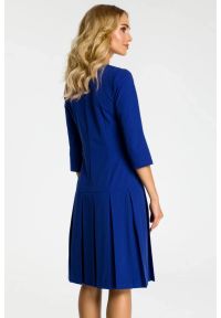 MOE - Elegancka sukienka z obniżoną talią i kontrafałdami chabrowa. Kolor: niebieski. Styl: elegancki
