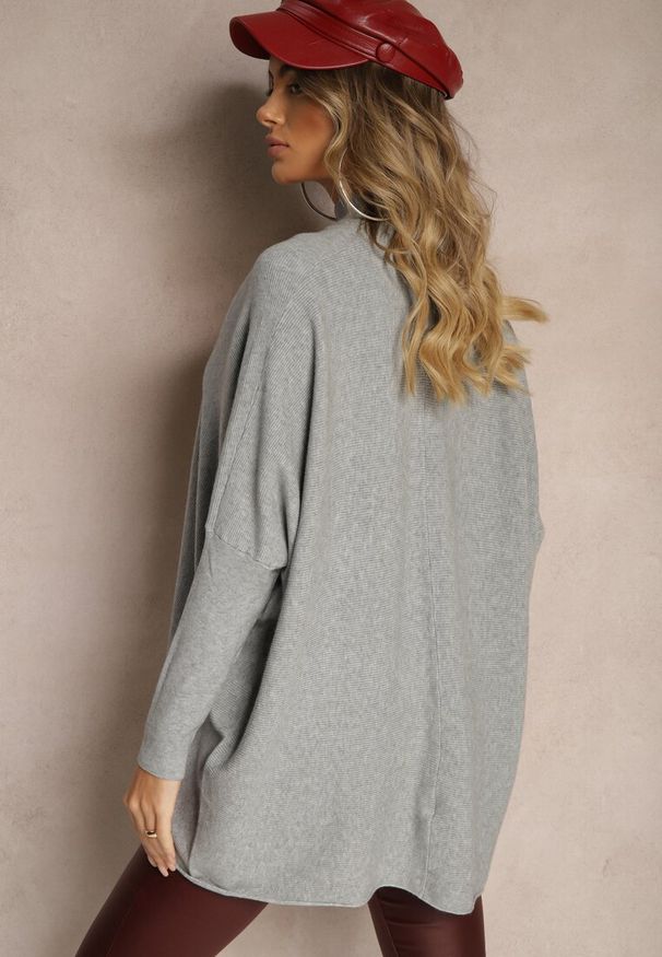 Renee - Szary Sweter Nietoperz z Dłuższym Tyłem i Półgolfem Vitirae. Okazja: na co dzień. Kolor: szary. Materiał: jeans. Długość: długie. Styl: casual, elegancki