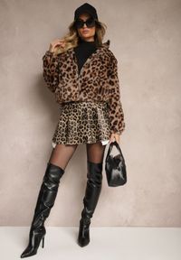 Renee - Brązowa Futrzana Kurtka Bomberka ze Stójką w Panterkowy Wzór Vialista. Okazja: na co dzień, do pracy. Typ kołnierza: kołnierzyk stójkowy. Kolor: brązowy. Materiał: futro. Styl: casual #2