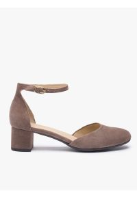 Ryłko - Szarobrązowe czółenka ze skóry welurowej. Okazja: na co dzień. Nosek buta: okrągły. Zapięcie: sprzączka. Kolor: szary. Materiał: skóra, welur. Obcas: na obcasie. Styl: klasyczny, casual, elegancki, street. Wysokość obcasa: średni #1