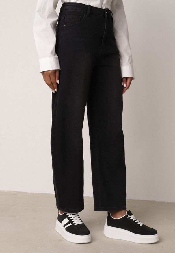 Born2be - Czarne Jeansy z Bawełną o Kroju Barrel z Wysokim Stanem Nelimia. Okazja: do pracy, na co dzień, na spotkanie biznesowe. Stan: podwyższony. Kolor: czarny. Styl: klasyczny, biznesowy, elegancki, casual, boho