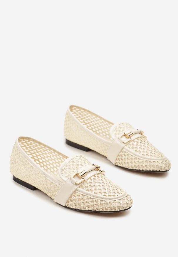 Renee - Beżowe Mokasyny Ozdobione Siateczkową Cholewką i Klamrą Zelure. Okazja: na co dzień, na spotkanie biznesowe. Zapięcie: klamry. Kolor: beżowy. Szerokość cholewki: normalna. Wzór: aplikacja. Styl: biznesowy, casual, elegancki, klasyczny