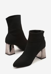 Born2be - Czarne Botki Vices ze Skarpetkową Cholewką na Metalicznym Słupku Wadvira. Okazja: na co dzień. Zapięcie: bez zapięcia. Kolor: czarny. Materiał: jeans. Szerokość cholewki: normalna. Obcas: na słupku. Styl: casual, elegancki #3