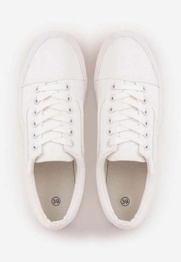 Born2be - Wiązane Białe Tenisówki Trampki pod Kostkę z Ozdobnym Paskiem Wiolana. Okazja: na spacer, na co dzień. Zapięcie: pasek. Kolor: biały. Materiał: jeans. Styl: casual, sportowy