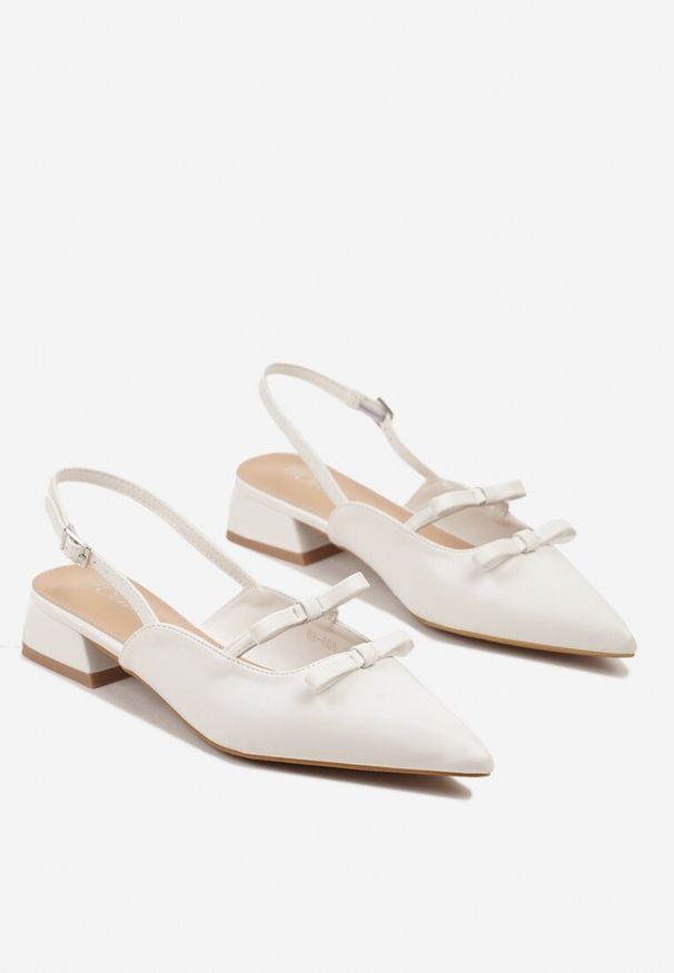 Renee - Białe Sandały Slingback na Niskim Obcasie Zdobione Kokardkami Remelle. Okazja: na co dzień. Zapięcie: pasek. Kolor: biały. Materiał: jeans. Wzór: aplikacja. Obcas: na obcasie. Styl: elegancki, klasyczny, casual. Wysokość obcasa: niski