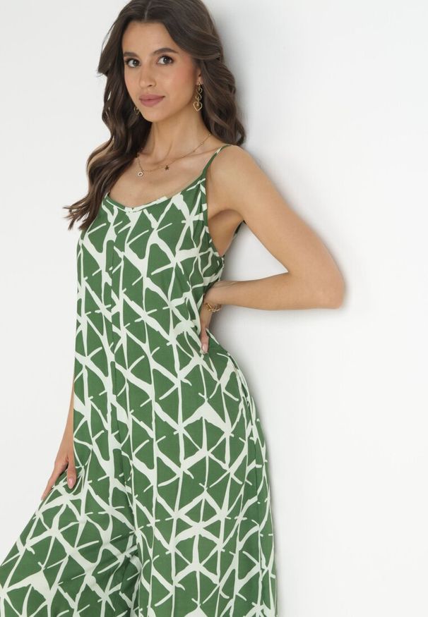 Born2be - Zielony Wzorzysty Kombinezon na Ramiączkach z Długimi Nogawkami z Wiskozy Jarie. Kolor: zielony. Materiał: wiskoza. Długość rękawa: na ramiączkach. Długość: długie. Wzór: geometria. Sezon: wiosna, lato