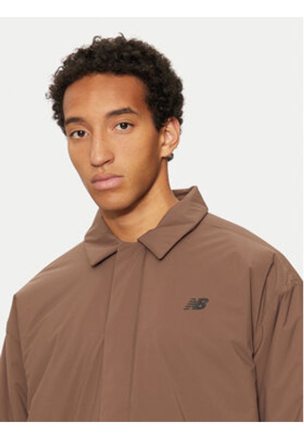 New Balance Kurtka przejściowa MJ43504 Brązowy Regular Fit. Kolor: brązowy. Materiał: syntetyk
